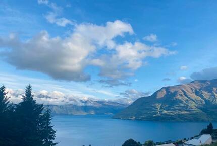 Queenstown home with stunning views and space for the family - Queenstown, New Zealand
