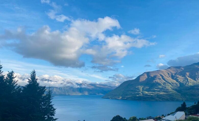 Queenstown home with stunning views and space for the family - Queenstown, New Zealand