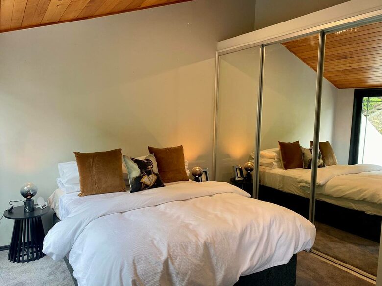 Queenstown home with stunning views and space for the family - Queenstown, New Zealand