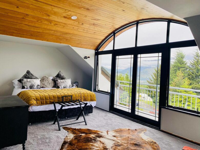 Queenstown home with stunning views and space for the family - Queenstown, New Zealand