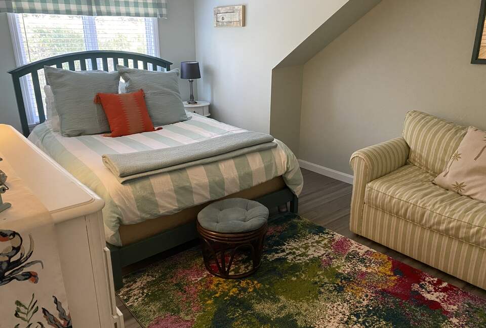 Upstairs Bedroom - Queen