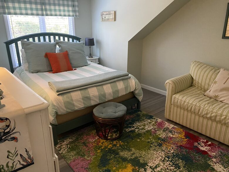 Upstairs Bedroom - Queen