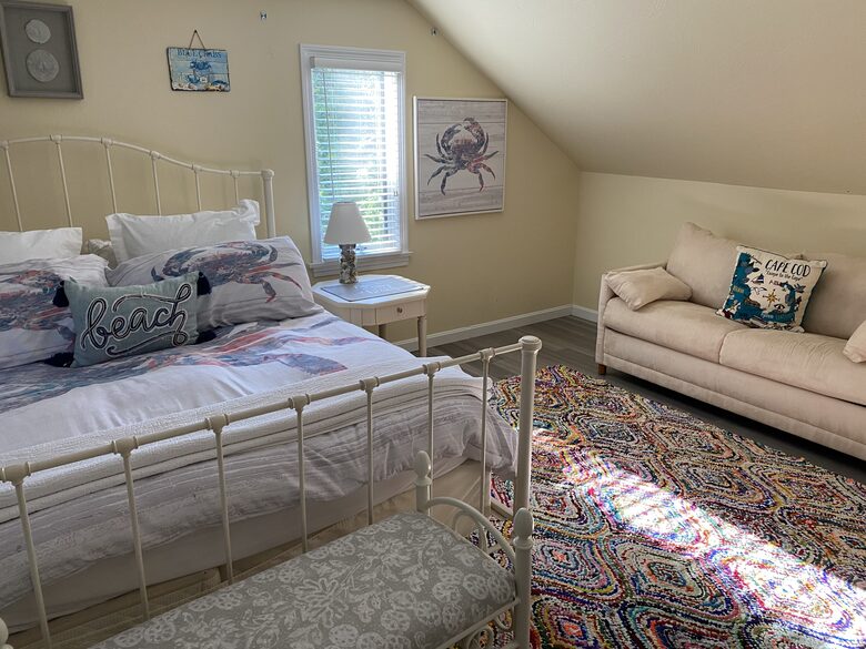 Upstairs Bedroom - King with pull out double sofa