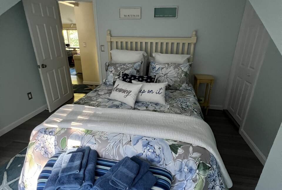 Upstairs Bedroom - Queen