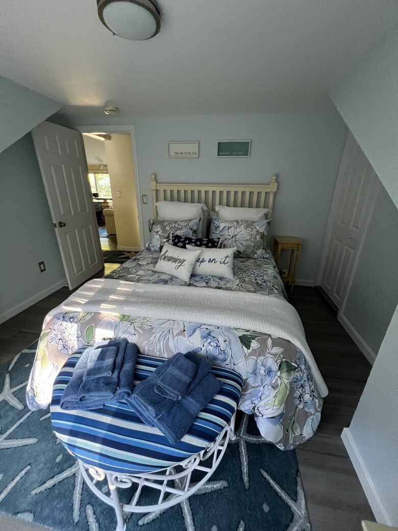 Upstairs Bedroom - Queen