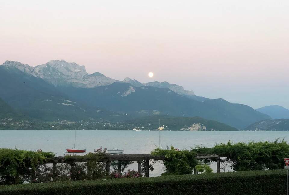 Lake Annecy Villa With Stunning Views and Private Beach - Annecy, France