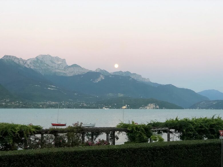 Lake Annecy Villa With Stunning Views and Private Beach - Annecy, France