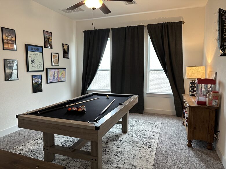 New and Chic Luxury Home | Pool Table | Home Theater - Lago Vista, Texas