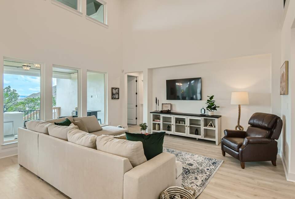 New and Chic Luxury Home | Pool Table | Home Theater - Lago Vista, Texas