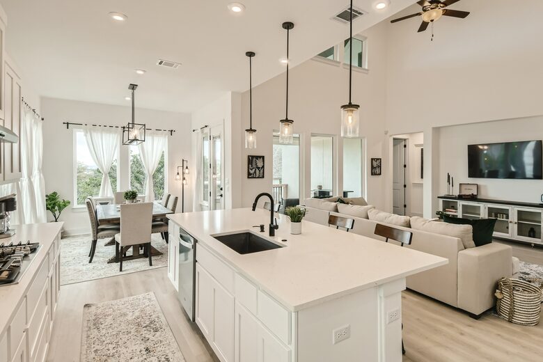 New and Chic Luxury Home | Pool Table | Home Theater - Lago Vista, Texas