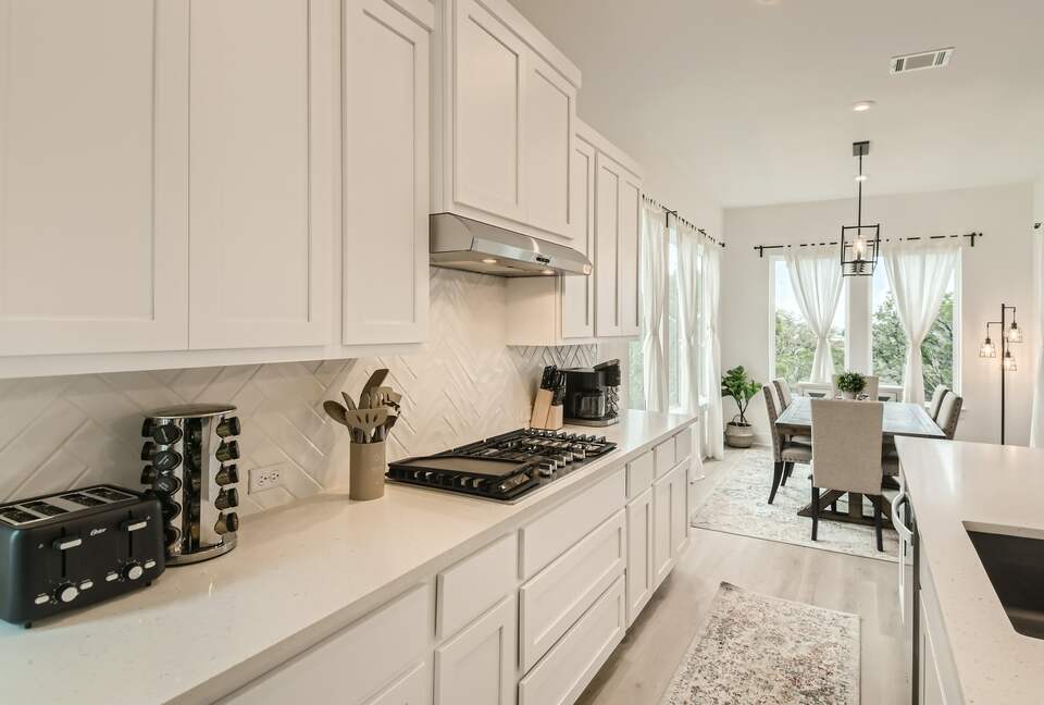 New and Chic Luxury Home | Pool Table | Home Theater - Lago Vista, Texas