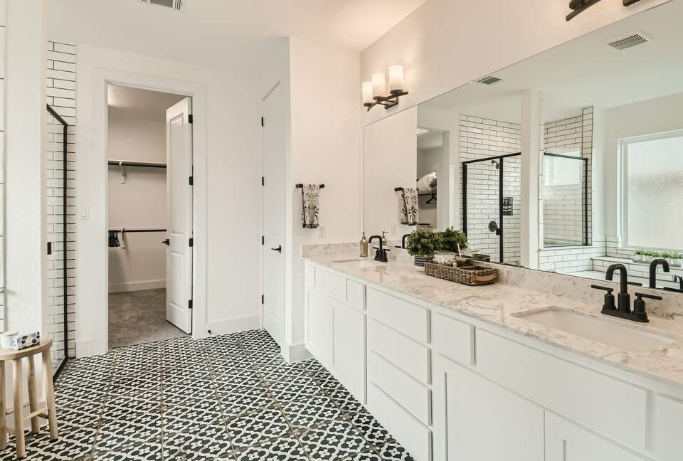 New and Chic Luxury Home | Pool Table | Home Theater - Lago Vista, Texas