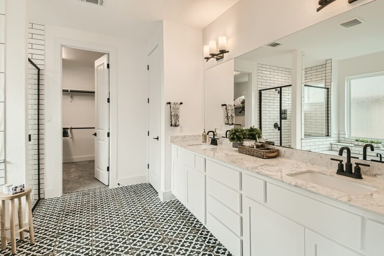 New and Chic Luxury Home | Pool Table | Home Theater - Lago Vista, Texas