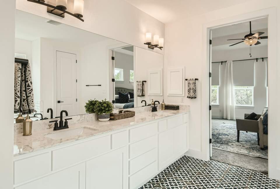 New and Chic Luxury Home | Pool Table | Home Theater - Lago Vista, Texas