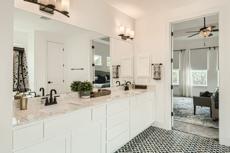 New and Chic Luxury Home | Pool Table | Home Theater - Lago Vista, Texas