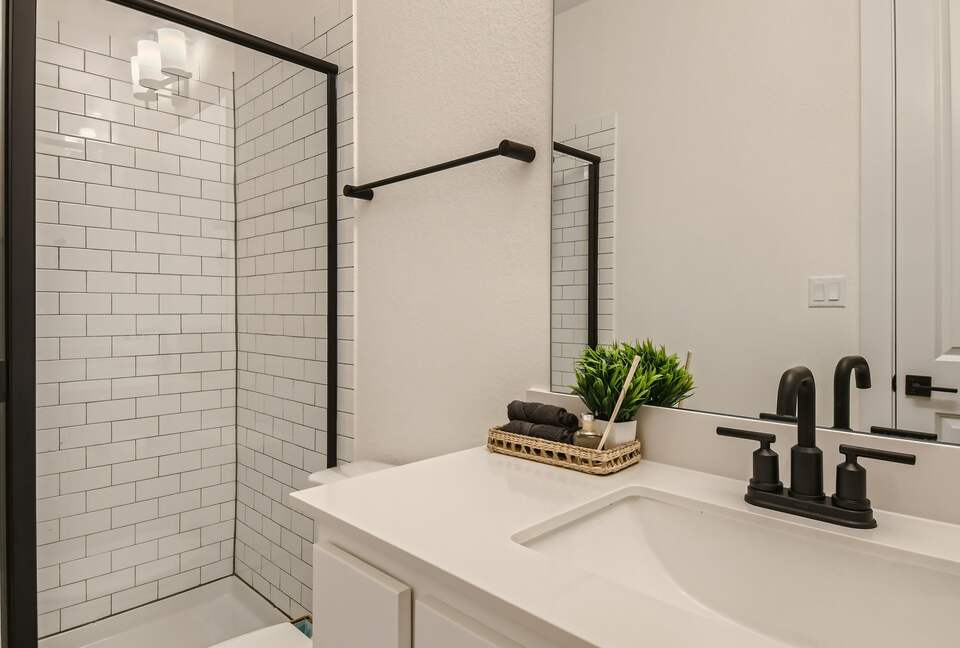 New and Chic Luxury Home | Pool Table | Home Theater - Lago Vista, Texas