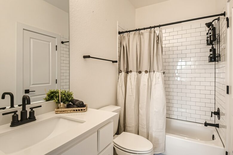 New and Chic Luxury Home | Pool Table | Home Theater - Lago Vista, Texas