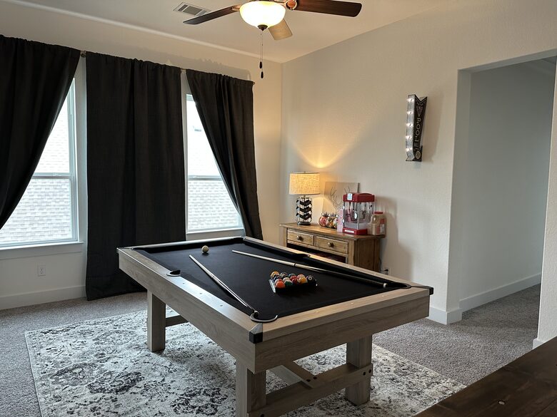 New and Chic Luxury Home | Pool Table | Home Theater - Lago Vista, Texas