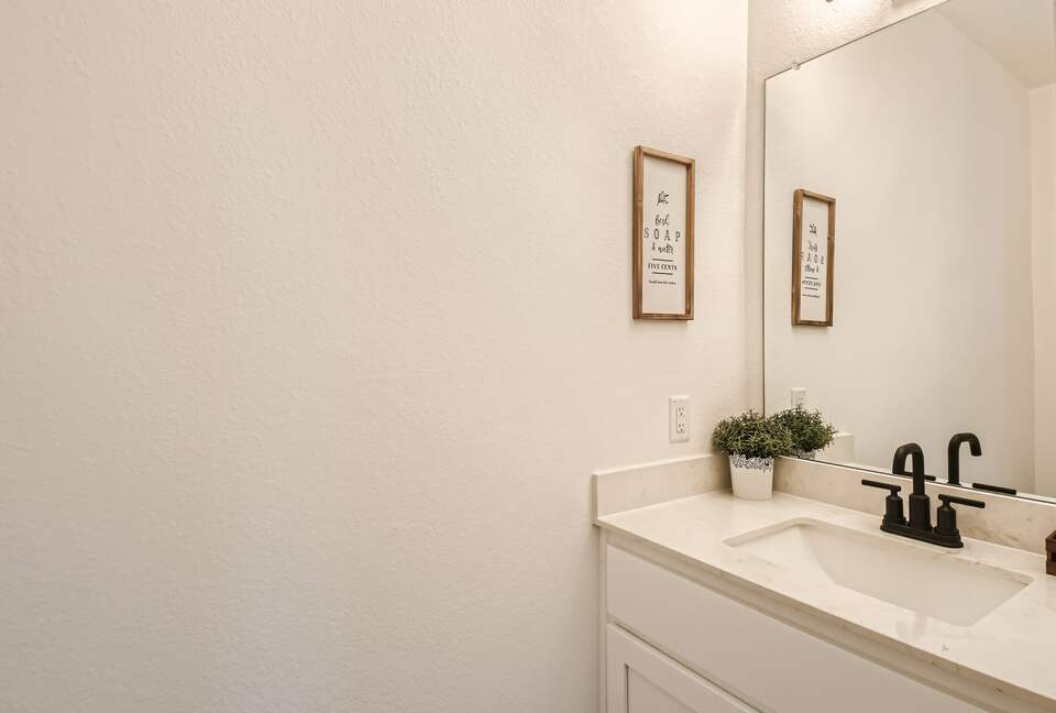 New and Chic Luxury Home | Pool Table | Home Theater - Lago Vista, Texas