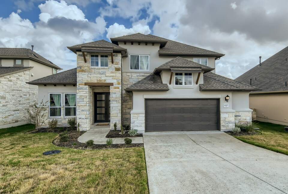 New and Chic Luxury Home | Pool Table | Home Theater - Lago Vista, Texas