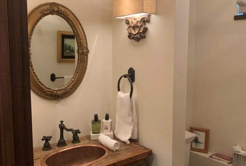 Vail Ski-In/Ski-Out Getaway with Amazing Location on the Slopes - Quick Ski/Walking Access to Lionshead! - Vail, Colorado