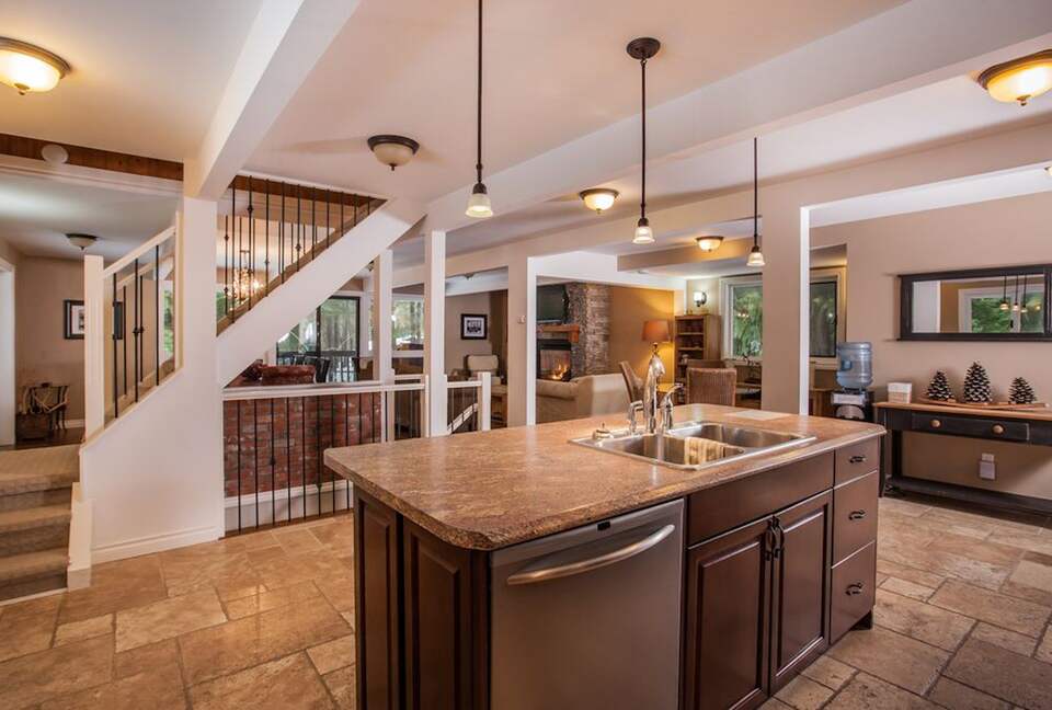 Kokanee Lodge | Walk to Gondola - Revelstoke, Canada