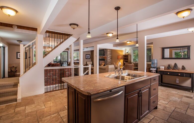 Kokanee Lodge | Walk to Gondola - Revelstoke, Canada