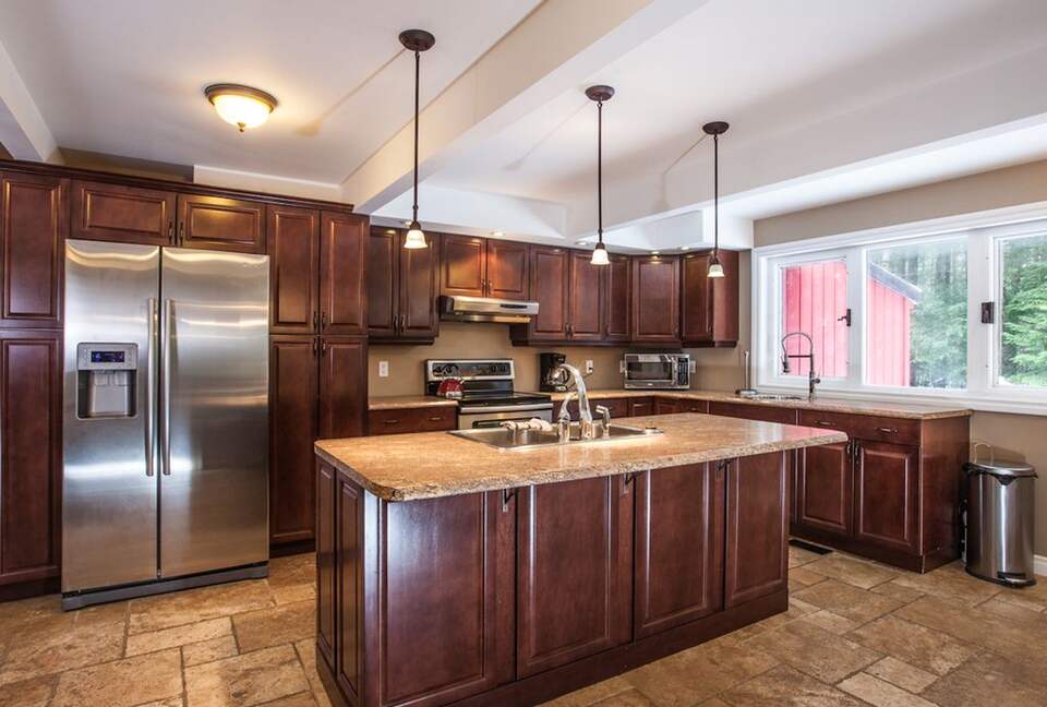 Kokanee Lodge | Walk to Gondola - Revelstoke, Canada