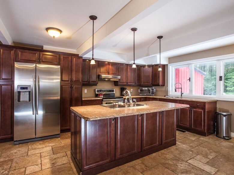 Kokanee Lodge | Walk to Gondola - Revelstoke, Canada