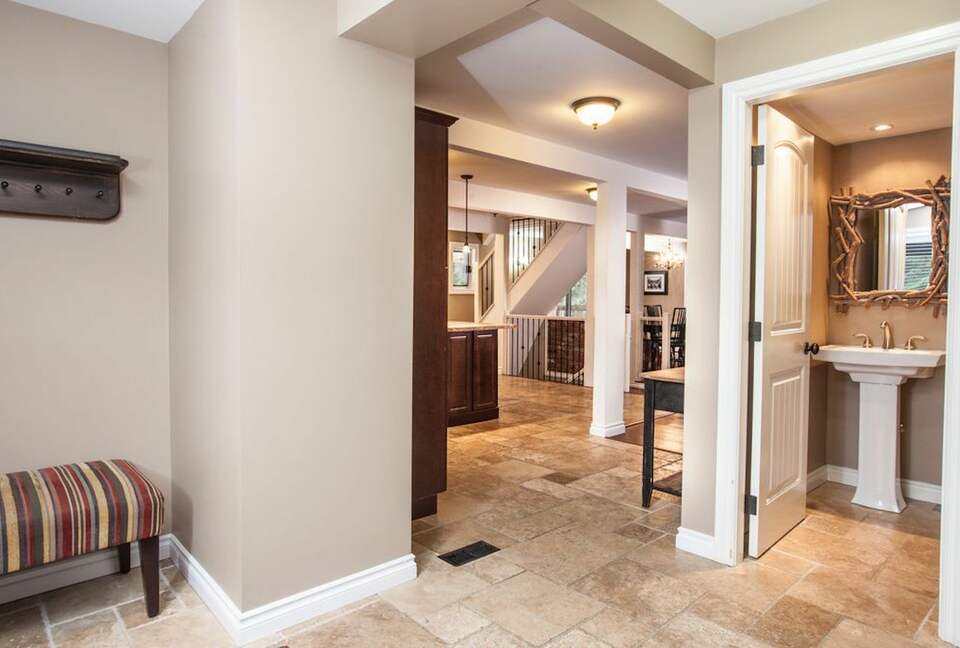 Kokanee Lodge | Walk to Gondola - Revelstoke, Canada