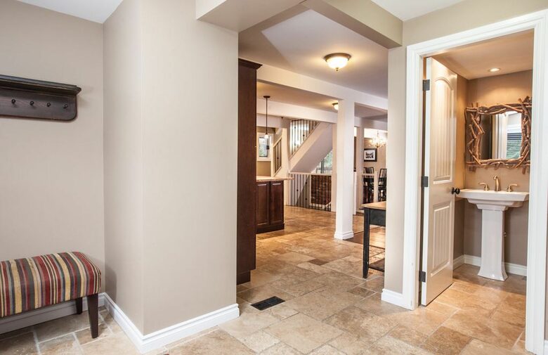 Kokanee Lodge | Walk to Gondola - Revelstoke, Canada