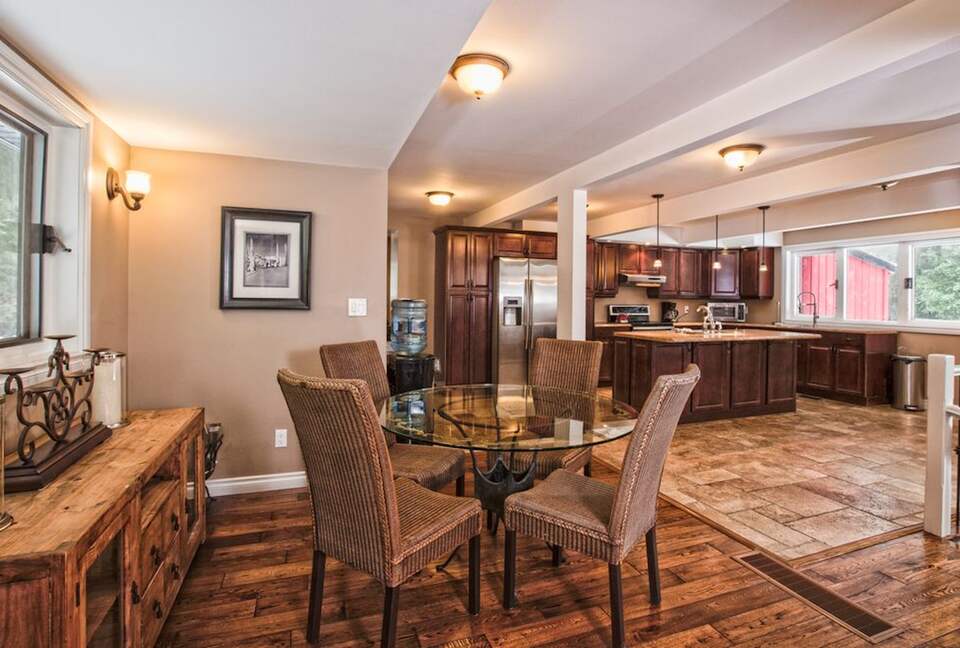 Kokanee Lodge | Walk to Gondola - Revelstoke, Canada