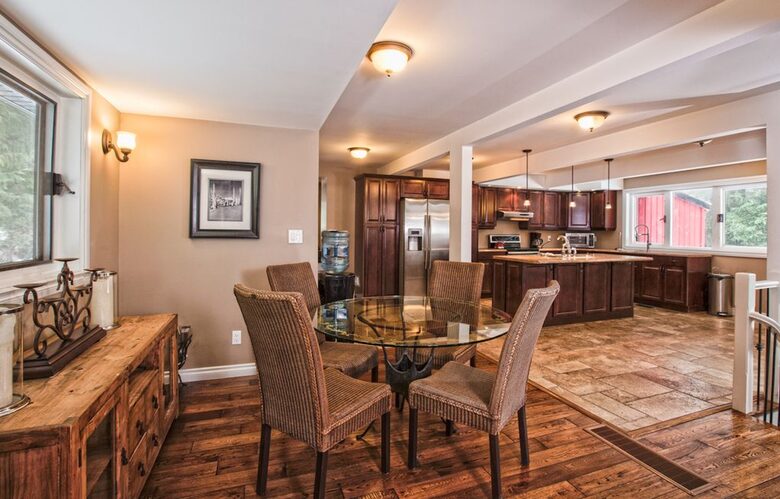 Kokanee Lodge | Walk to Gondola - Revelstoke, Canada