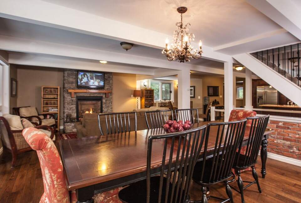 Kokanee Lodge | Walk to Gondola - Revelstoke, Canada