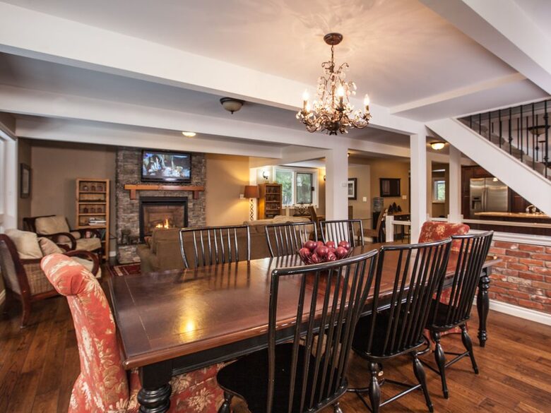 Kokanee Lodge | Walk to Gondola - Revelstoke, Canada