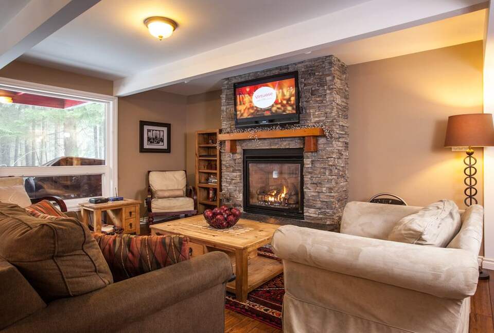 Kokanee Lodge | Walk to Gondola - Revelstoke, Canada