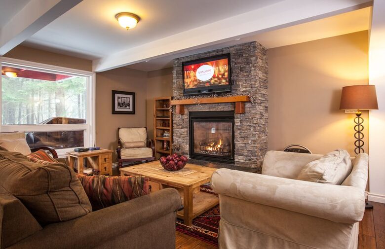 Kokanee Lodge | Walk to Gondola - Revelstoke, Canada