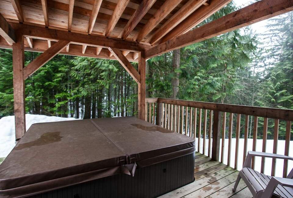 Kokanee Lodge | Walk to Gondola - Revelstoke, Canada