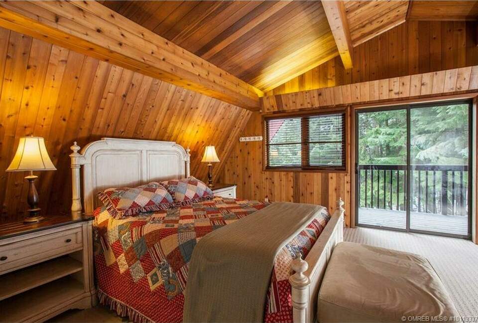 Kokanee Lodge | Walk to Gondola - Revelstoke, Canada