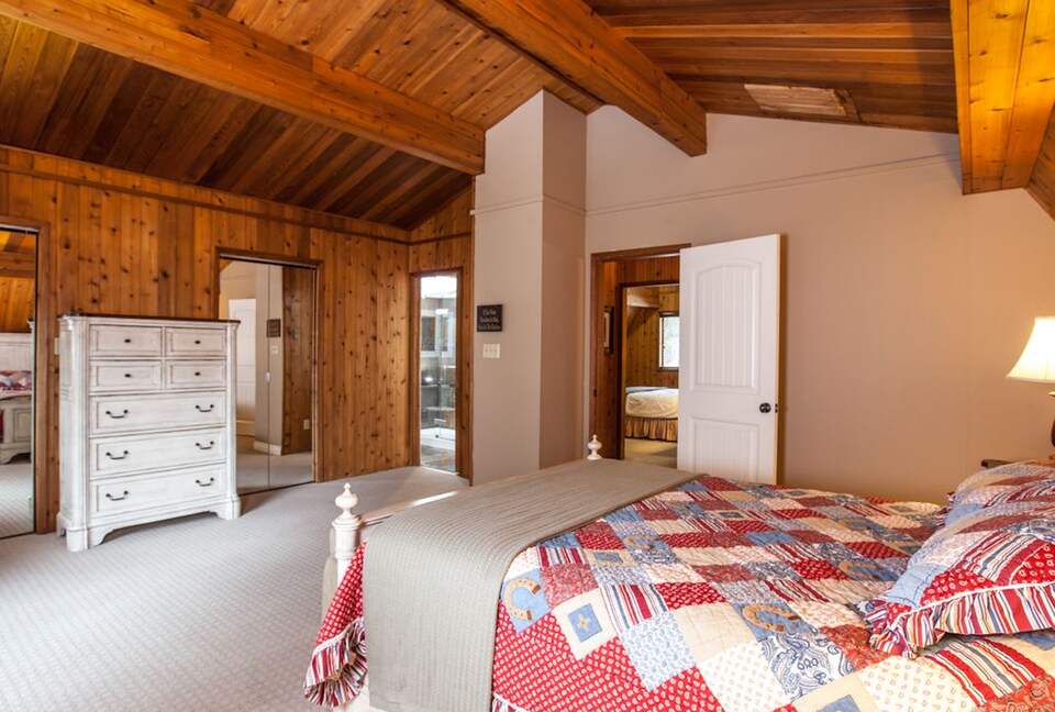 Kokanee Lodge | Walk to Gondola - Revelstoke, Canada