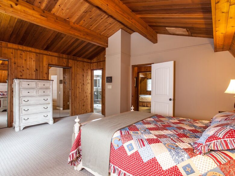 Kokanee Lodge | Walk to Gondola - Revelstoke, Canada