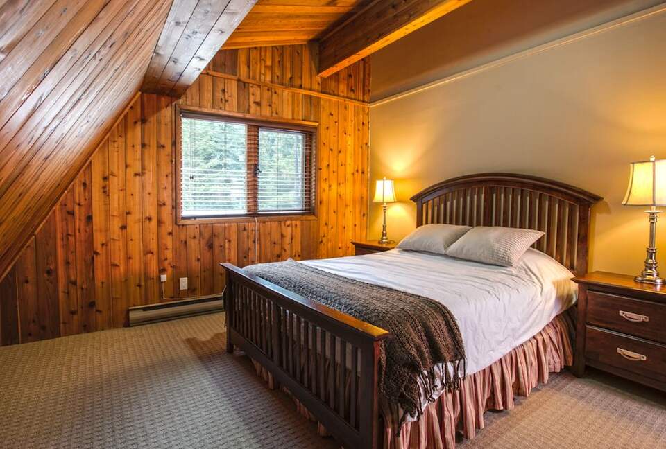 Kokanee Lodge | Walk to Gondola - Revelstoke, Canada