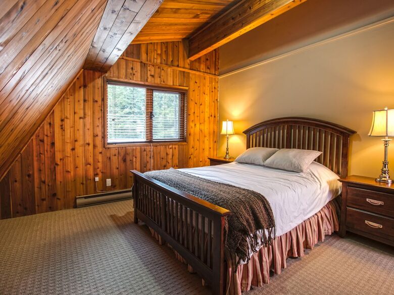 Kokanee Lodge | Walk to Gondola - Revelstoke, Canada