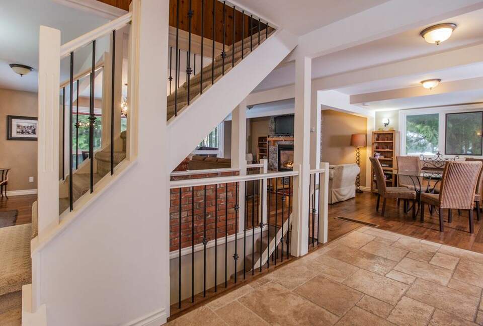 Kokanee Lodge | Walk to Gondola - Revelstoke, Canada