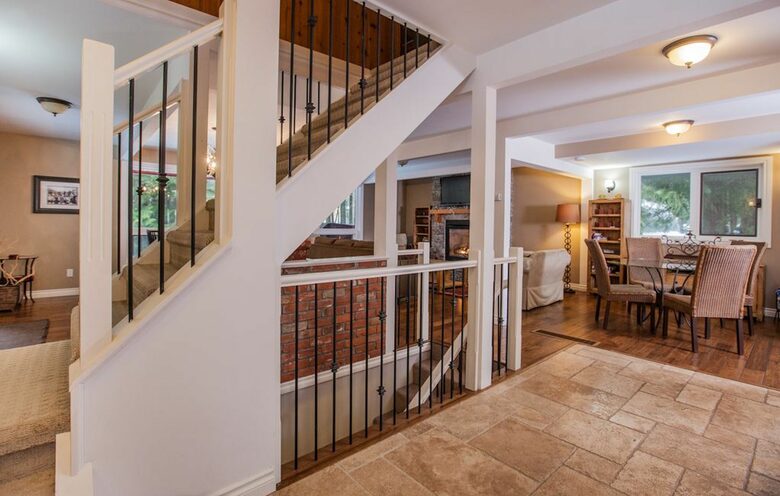 Kokanee Lodge | Walk to Gondola - Revelstoke, Canada