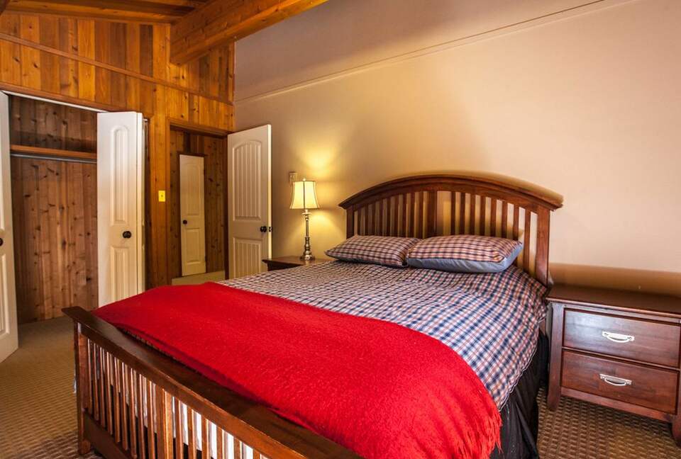 Kokanee Lodge | Walk to Gondola - Revelstoke, Canada