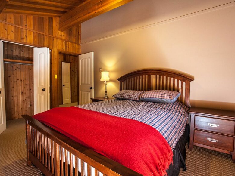 Kokanee Lodge | Walk to Gondola - Revelstoke, Canada