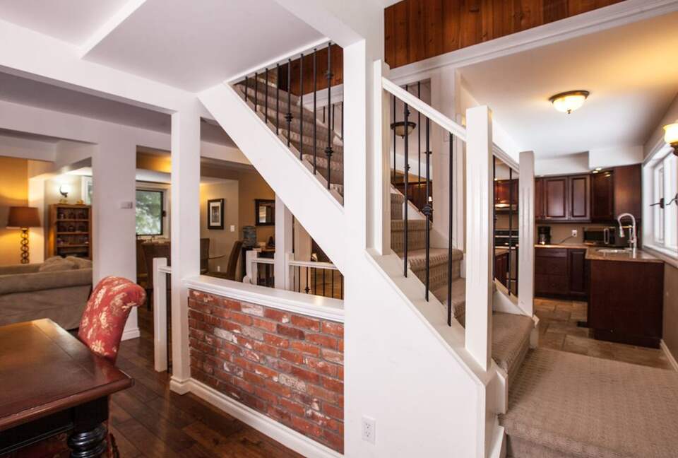 Kokanee Lodge | Walk to Gondola - Revelstoke, Canada