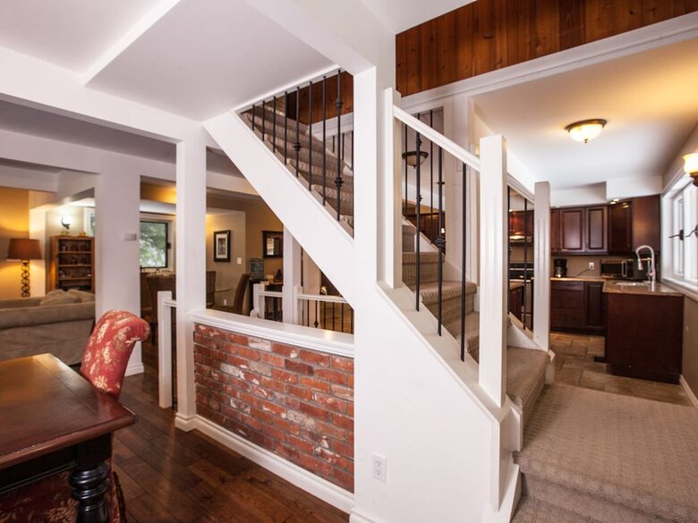 Kokanee Lodge | Walk to Gondola - Revelstoke, Canada