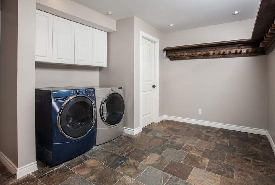 Kokanee Lodge | Walk to Gondola - Revelstoke, Canada